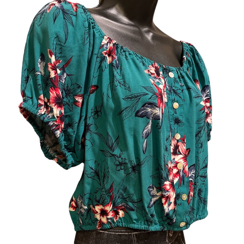 Candie’s turquoise top